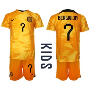 Holland Steven Bergwijn #7 Replika Babytøj Hjemmebanesæt Børn VM 2022 Kortærmet (+ Korte bukser)